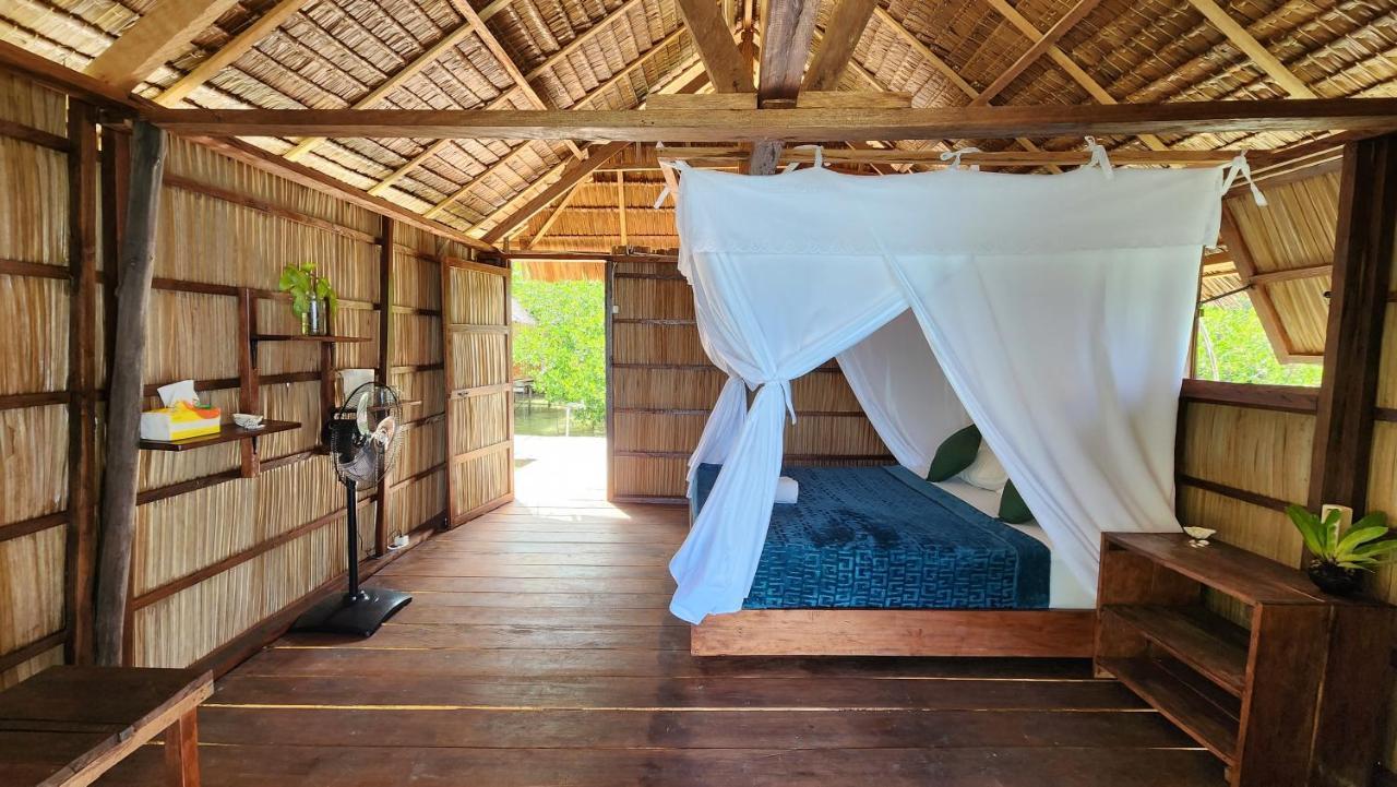 Mansuar Raja Ampat Bungalows Kri Luaran gambar